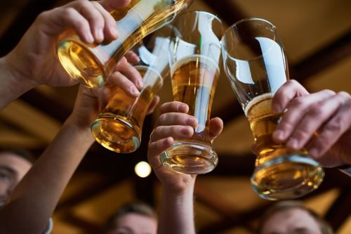 1-proosten-met-bier-c.jpg