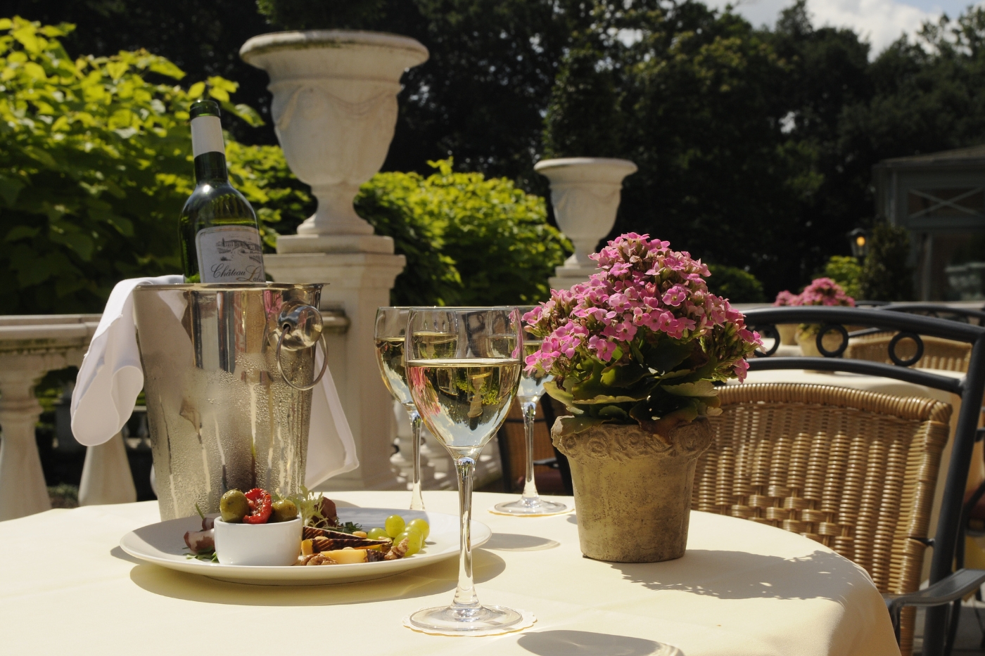 Terras met drankje kasteel overnachting cadeau