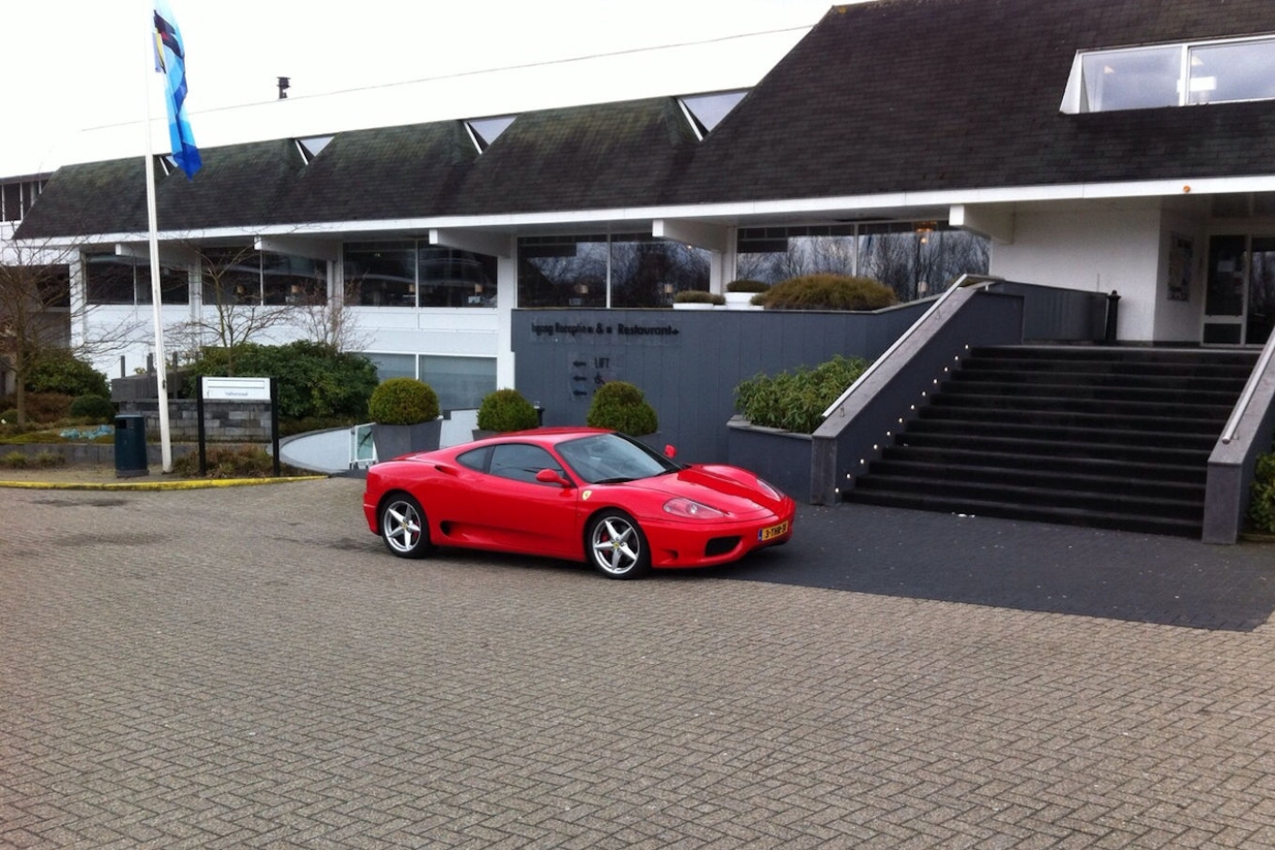 Een Ferrari besturen en overnachten