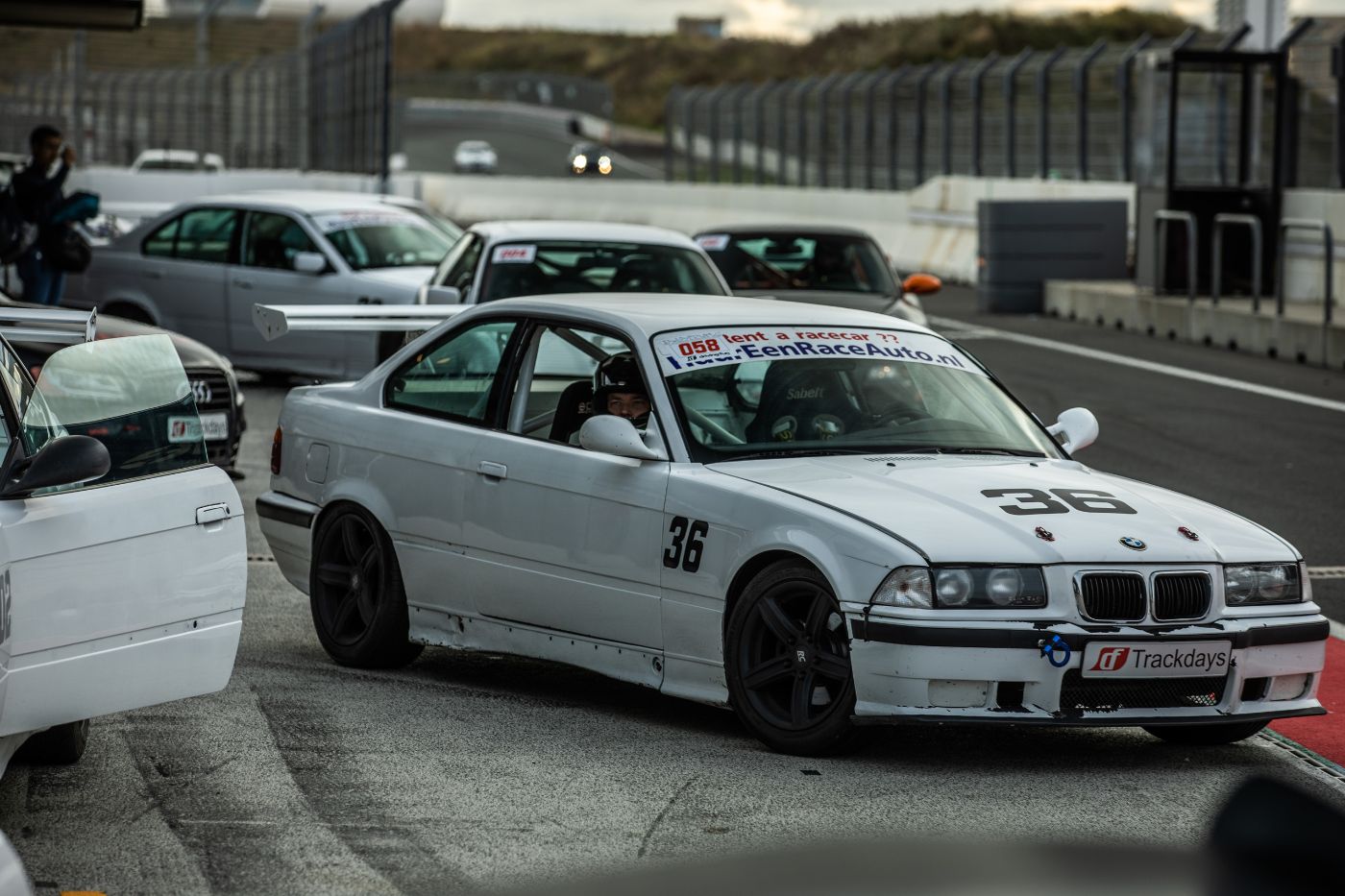 Race mee in een BMW op het circuit