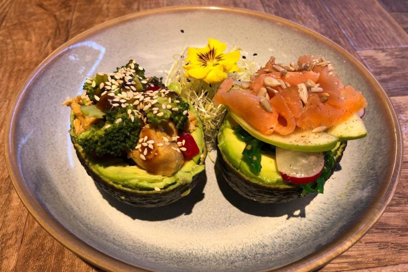 Geniet van een avocado lunch