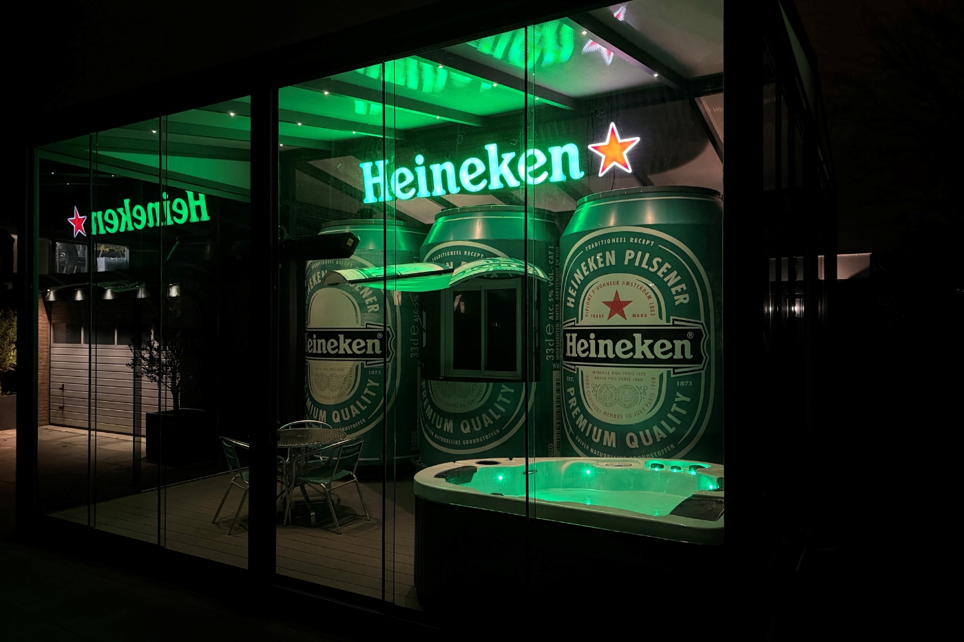 Overnachten in een Heineken sixpack