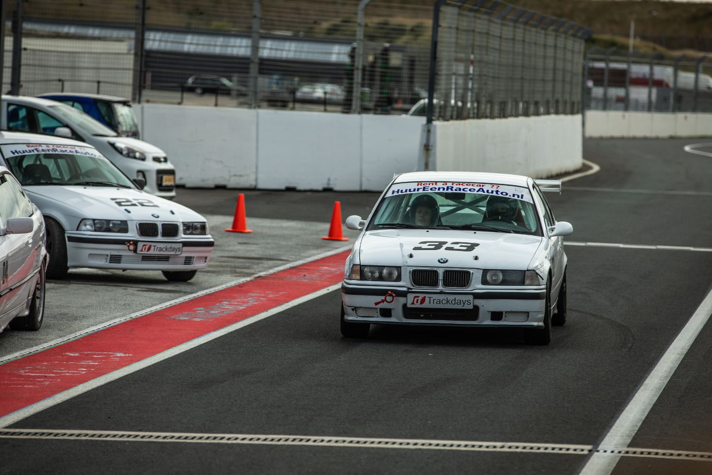 Race mee in een BMW op het circuit