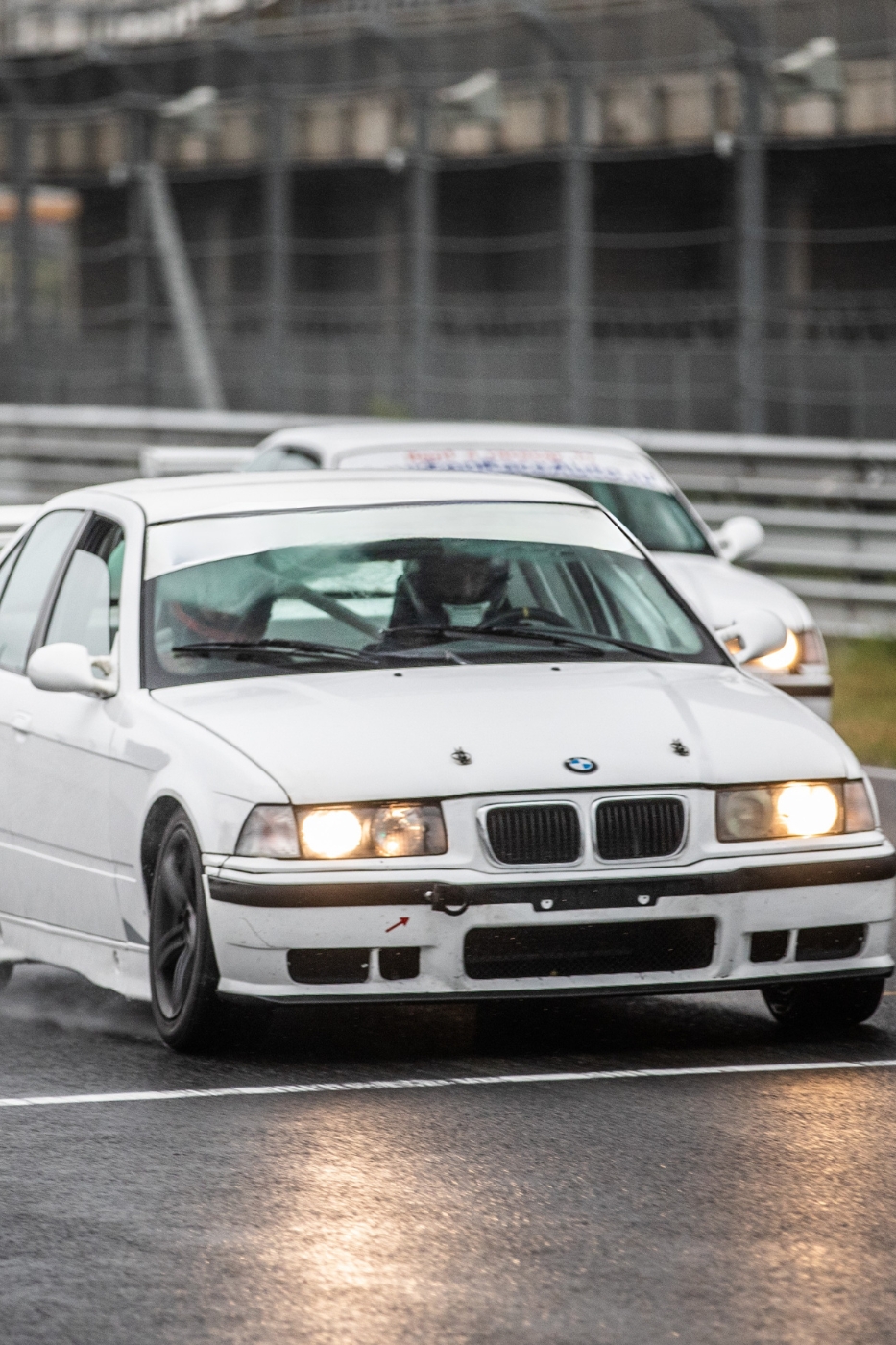 Race mee in een BMW op het circuit