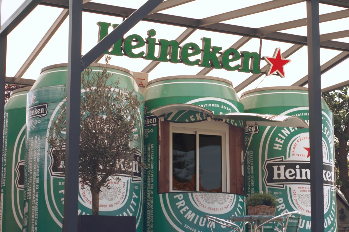 Overnachten in een Heineken sixpack