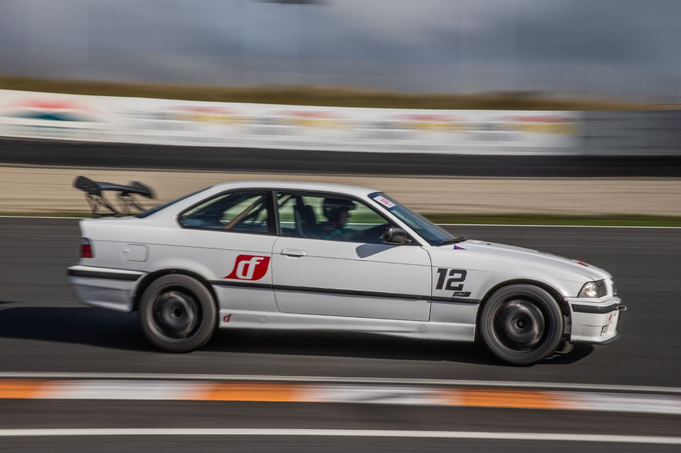 Race mee in een BMW op het circuit