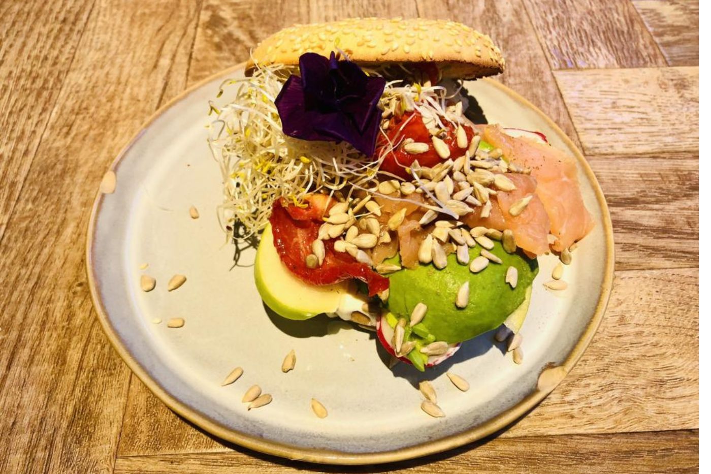 Geniet van een avocado lunch