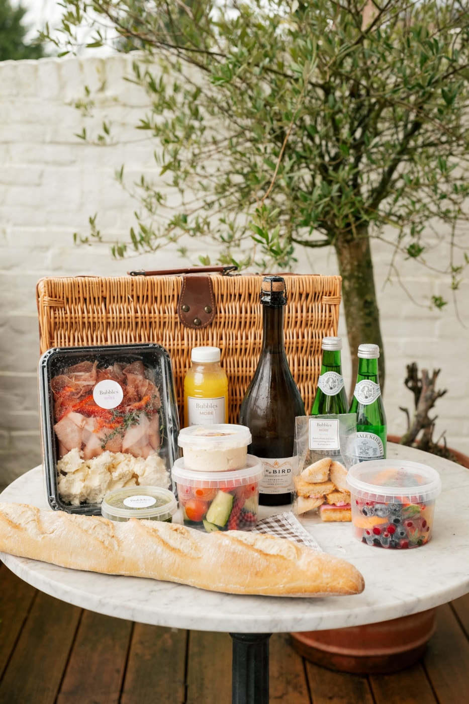 picknicken in het bos mand met inhoud