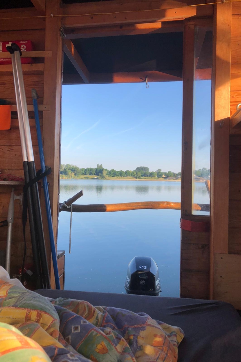 Varen en slapen op een vlot