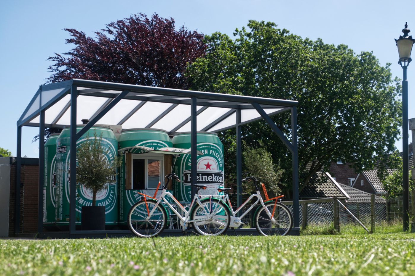 Overnachten in een Heineken sixpack