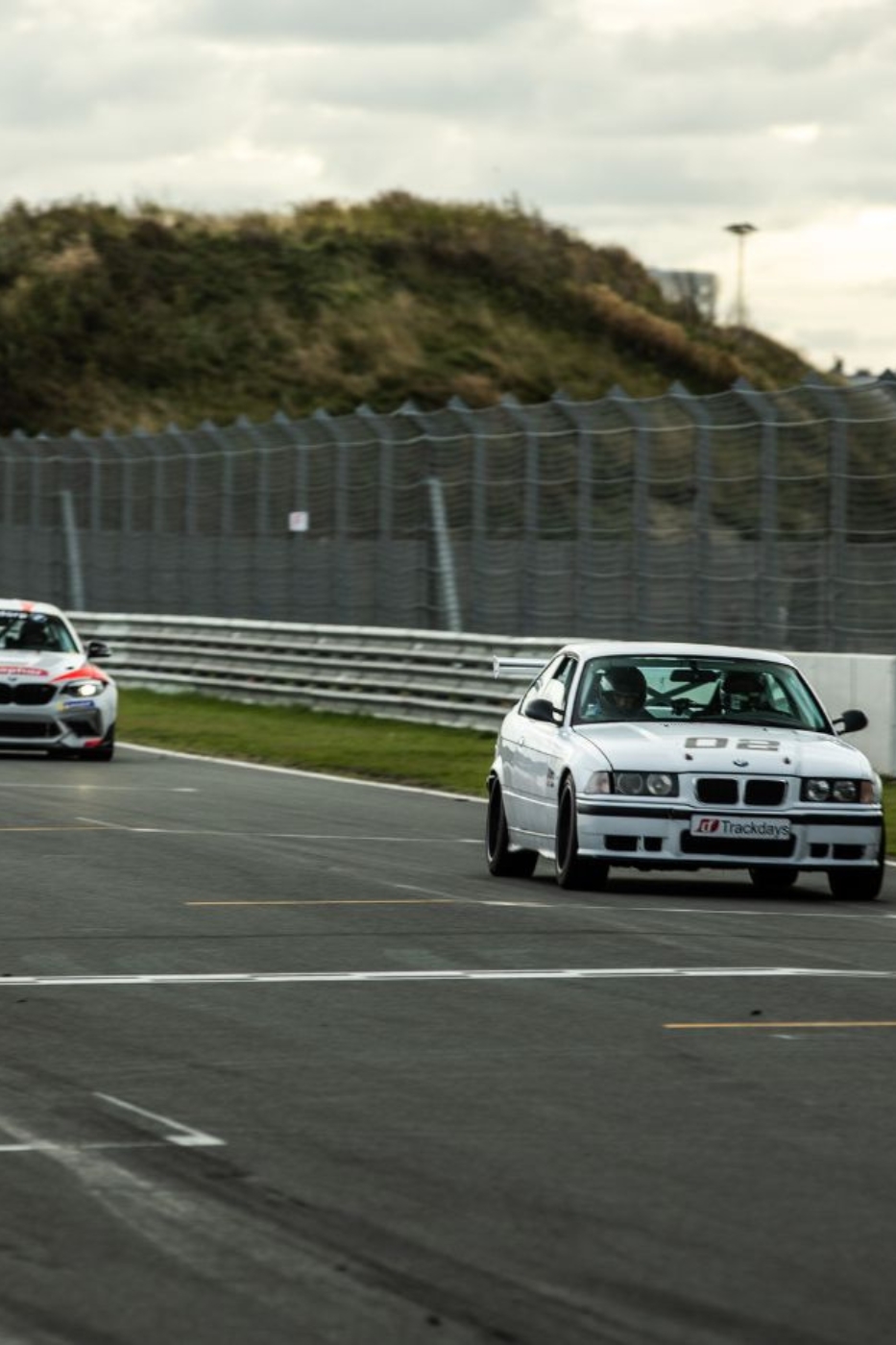 Race mee in een BMW op het circuit