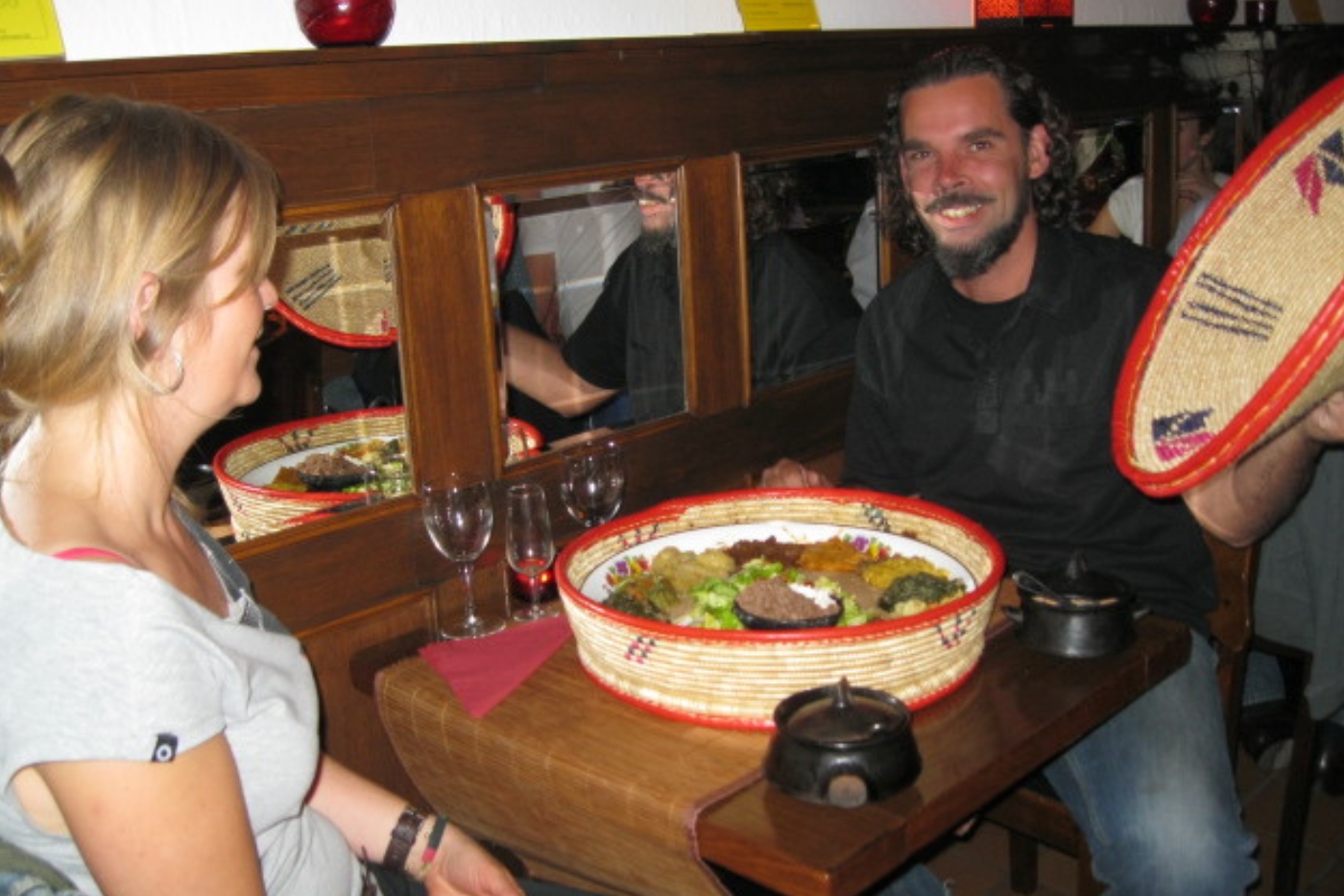 Dineren met handen in klein Ethiopië